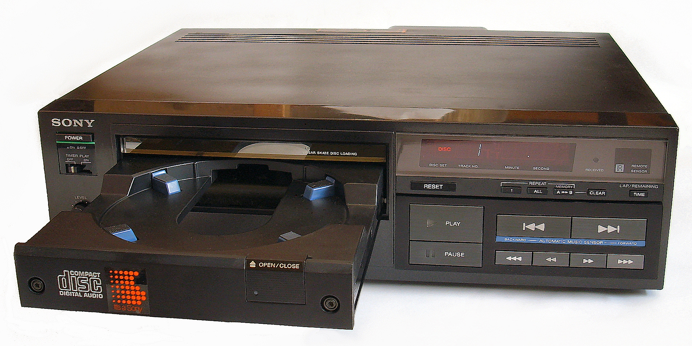 Первая компакт. Sony CDP-101. CD плеер Sony CDP. CD проигрыватель Sony 1982 года. * Sony CDP 101 - первый проигрыватель компакт дисков CD (1982);.